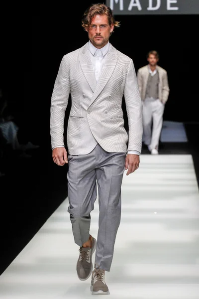 Look 18